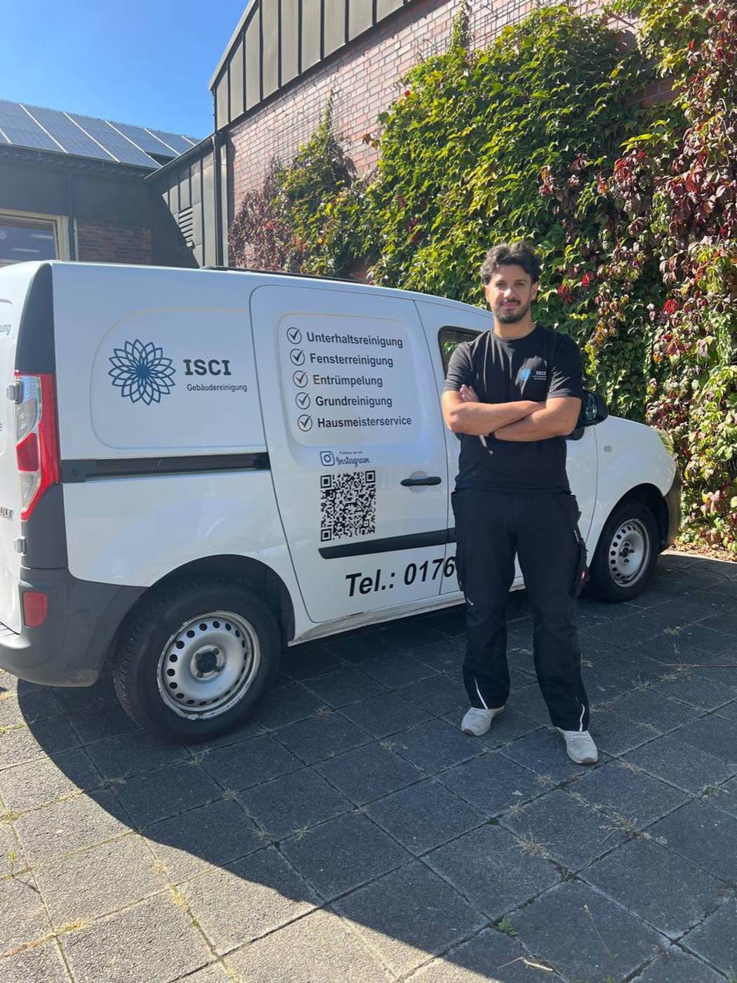 Emre Isci vor dem Firmenwagen der Isci Gebäudereinigung